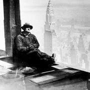 1930. Stålarbetare vilar under bygget av Empire State Building. Under den då pågående björnmarknaden rasade börsen över 80 procent. 