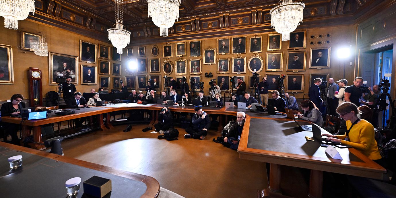 Journalister på plats på Kungliga Vetenskapsakademien inför fysikpriset på tisdagen.