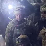 Jevgenij Prigozjin omgiven av Wagnersoldater i samband med slaget om Soledar. Arkivbild. Telegram