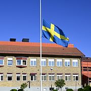Flaggan på halv stång utanför Brinellskolan i Fagersta på måndagen.