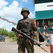 Soldater som står vakt i norra delarna av regionen Shan i Myanmar.