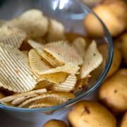 Olika sorters potatischips och potatis. 