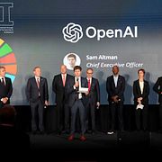 Open AI-chefen Sam Altman i mitten. Arkivbild.