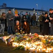 Sörjande samlas för att placera blommor och ljus utanför Risbergska skolan i Örebro dagen efter skolskjutningen.