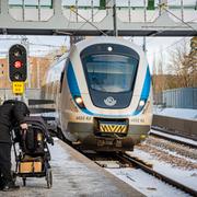  Passagerare väntar på pendeltåg på Kallhälls station.