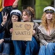 
Elever från Malmö Latinskola skolstrejkar utanför Stadshuset i Malmö för vaktmästaren Mohammed Nour Oklah (känd från TV-serien Synden) som riskerar utvisning.