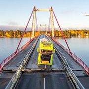 Strömsundsbron längs E45 är helt avstängd efter en olycka med en tung transport.