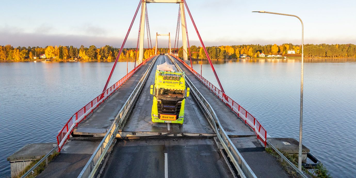 Strömsundsbron längs E45 är helt avstängd efter en olycka med en tung transport.