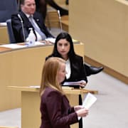 Nooshi Dadgostar (V) och Annie Lööf (C) i riksdagen. 
