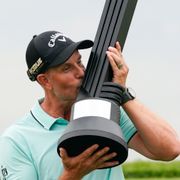 Henrik Stenson gratuleras av den tidigare presidenten Donald Trump, som äger golfbanan där tävlingen avgjordes.