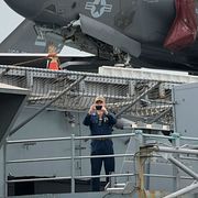 Ett flygplan ombord på fartyget USS Tripoli, som är på väg till Mellanöstern. Bilden är tagen i september 2022.