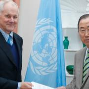 Åke Sällström lämnar över rapporten till Ban Ki-moon