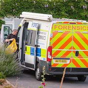 Polisen på plats utanför exministerns bostad.