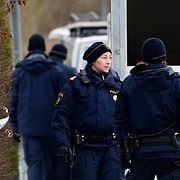 Poliser vid huset i Skivarp där tre män hittades döda 10 februari.