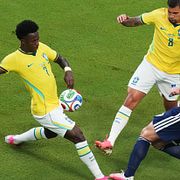 Brasiliens Vinicius Junior och Bruno Guimaraes mot Skottlands John McGinn under VM. Men också Nike mot Adidas.