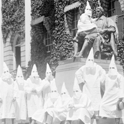 KKK-studenter på Harvard på 1920-talet/universitetet i dag.