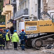 Brandmän arbetar på platsen.