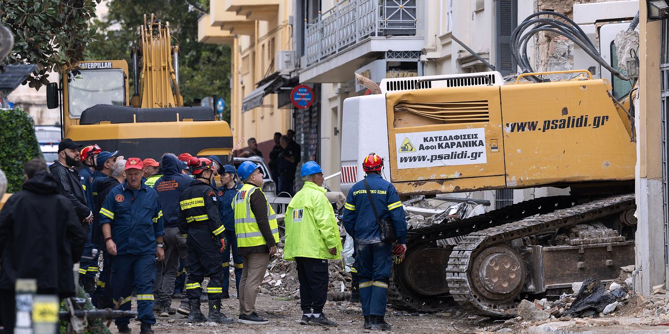 Brandmän arbetar på platsen.