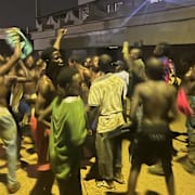 Människor firar på gatorna i huvudstaden Bangui efter Faustin-Archange Touadéra utropats som vinnare.