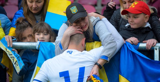 Supporter kramar om Dynamo Kyivs Masym Diatjuk efter matchen. Alexandru Dobre / AP