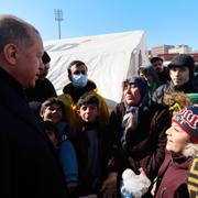 President Erdogan möter överlevande i Kahramanmaras i södra Turkiet, en av platserna han besökte under fredagens rundtur i de drabbade områdena.