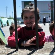 Barn från lägret i Idomeni som flyttats till läger utanför Thessaloniki.