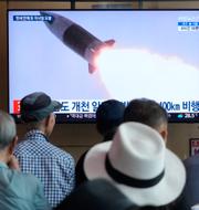 Tv i Seoul visar Nordkoreas nya uppskjutning.