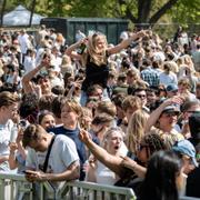 Studenter och sol i Stadsparken i Lund.