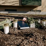 Sörjande lämnar blommor och ljus på den plats där en man i 20-årsåldern blev ihjälskjuten natten mot söndag i stadsdelen Väster i Örebro.