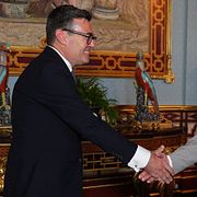Andy Burnham skakar hand med Storbritanniens kung Charles i samband med att han i dag tog över jobbet som premiärminister.
