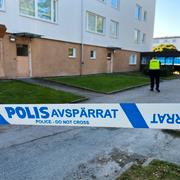 Polis på plats efter att en man har påträffats skottskadad i stadsdelen Lagersberg i helgen. 