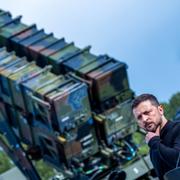 President Zelenskyj vid ett Patriot-luftvärnssystem.