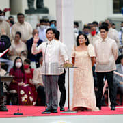 Bongbong Marcos svärs in.