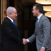 Pete Hegseth och Benjamin Netanyahu i ett möte i USA i februari. Arkivbild.