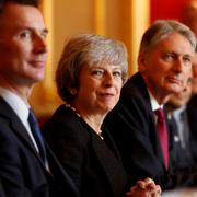 Jeremy Hunt till vänster om premiärminister Theresa May.