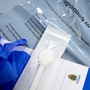 En provtagningssats för salivprov för dna, fotograferat på Nationellt forensiskt center i Linköping.
