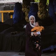 Arkivbild: Israeliska soldater och en palestinsk kvinna i Hebron, Västbanken den 19 januari 2026.