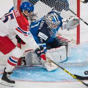 Tjeckiens Kristian Reichel i kamp om pucken framför Finlands målvakt Veini Vehvilainen.