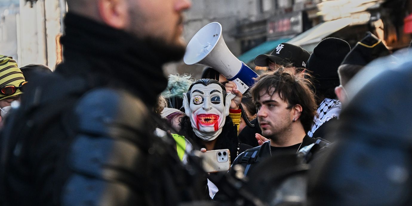 På lördagen var det många som kombinerade protester med allhelgonafirande.