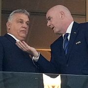 Arkivbild på Orbán och Fifabossen Gianni Infantino.