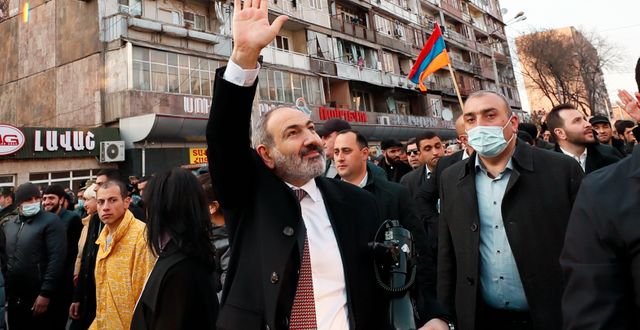 Premiärminister Nikol Pasjinian vinkar till supportrar i Armeniens huvudstad Jerevan/Arkivbild Tigran Mehrabyan / TT NYHETSBYRÅN