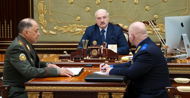 Belarus president Alexandr Lukasjenko i ett möte med medarbetare.  Nikolay Petrov / TT NYHETSBYRÅN