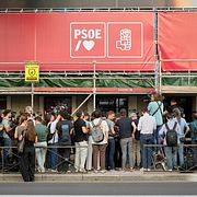 Journalister samlades utanför PSOE:s högkvarter under onsdagen.