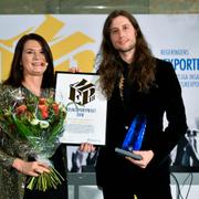 Ann Linde - utrikeshandelsminister och minister med ansvar för nordiska tilldelar kompositören Ludwig Göransson regeringens musikexportpris 2019.