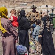 En familj vid säkerhetskontrollen på Hamid Karzai-flygplatsen i Kabul.