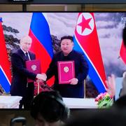 Kim Jong Un och Vladimir Putin visas på en tv-skärm i Sydkoreanska Seoul.