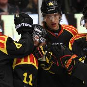 Glada Brynässpelare efter 1-0 av Kevin Clark under lördagens SM-slutspel.