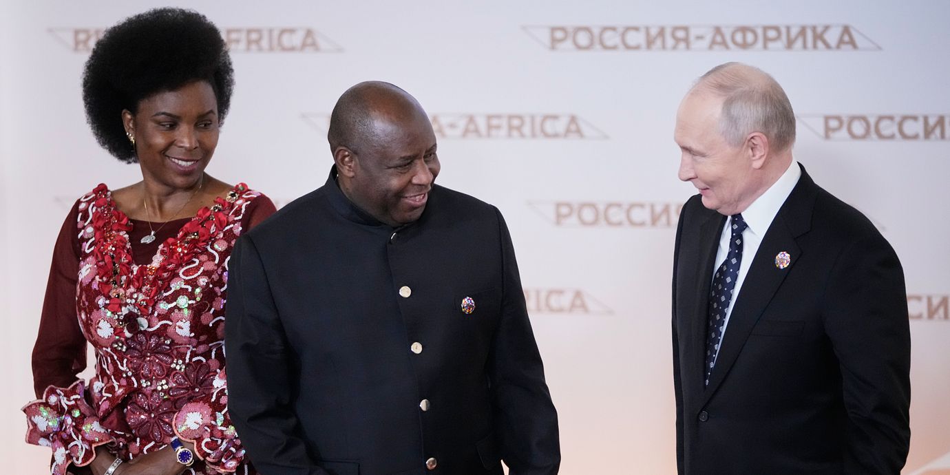 Burundis president Évariste Ndayishimiye och hans fru Angeline hälsar på Vladimir Putin.