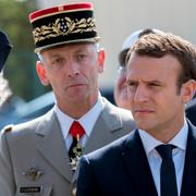 Emmanuel Macron. I bakgrunden den avgångne försvarsministern Pierre de Villiers.