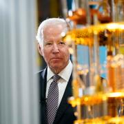 USA:s president Joe Biden tittar på IBM:s kvantdator. 